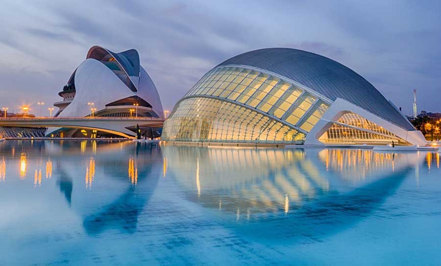 Stad van Kunsten en Wetenschappen in Valencia reflecteerde in de schemering op het water