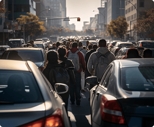 Carrer urbà concorregut amb persones i cotxes durant un esdeveniment d'eclipsi solar.