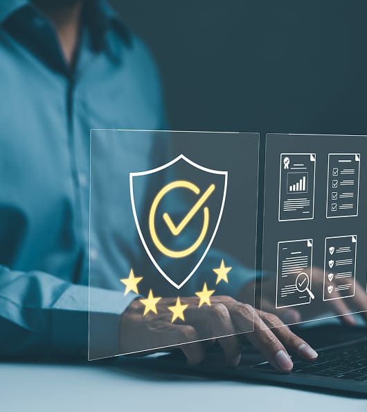 Concept numérique illustrant la certification ISO 12312-2 et la liste de contrôle qualité pour des lunettes d'éclipse sûres.