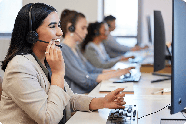 Representant d'atenció al client amable amb auriculars ajudant els compradors d'ulleres Eclipse